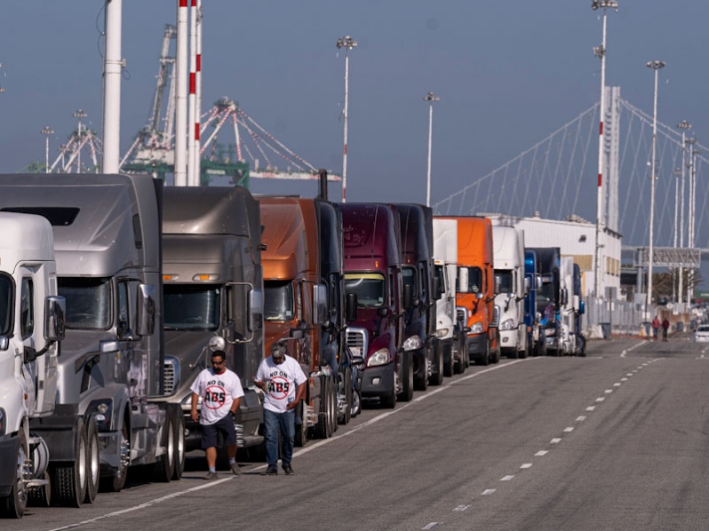 Aumento de conflictos laborales en el sector portuario, ferroviario y camionero de EE.UU. aumentan presión en la cadena de suministro