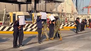 ¡Exigen trato justo! Trabajadores aduanales bloquean puerto de Manzanillo, Colima; inician paro laboral