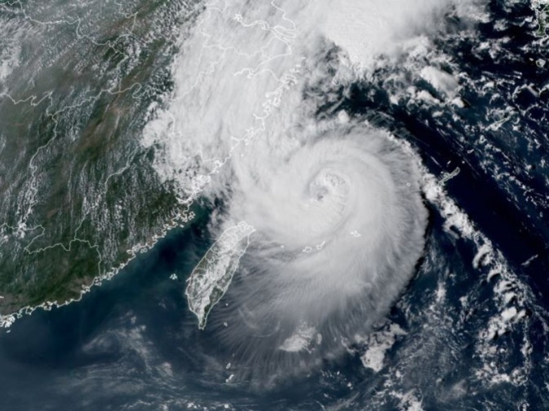 El puerto de Shanghái suspende sus operaciones ante un nuevo tifón