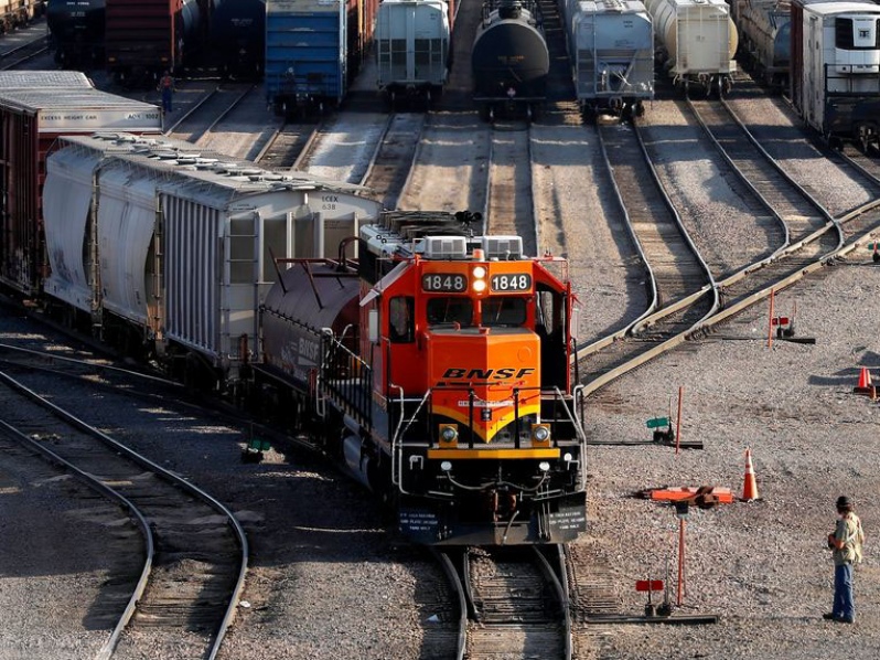 Ferrocarriles de EE.UU. planean detener transporte de carga peligrosa y paralizar operaciones